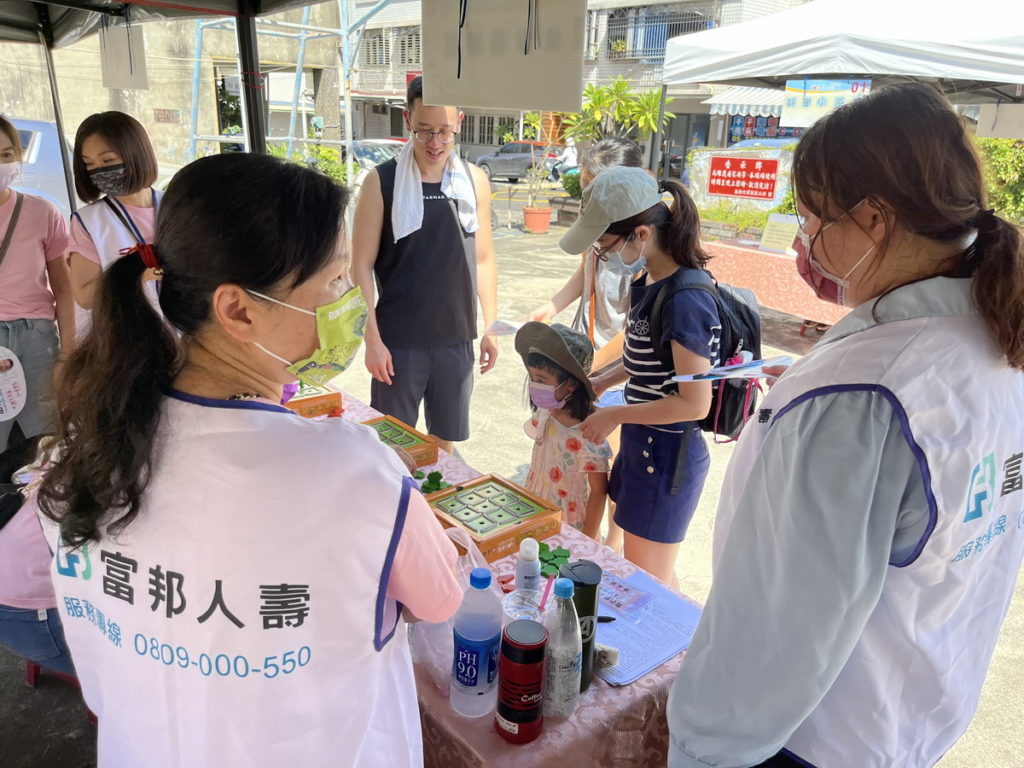 吳鳳科技大學和富邦人壽秉持著教育部推動大學社會責任和企業社會責任的精神，舉辦慶祝祖父母節活動。