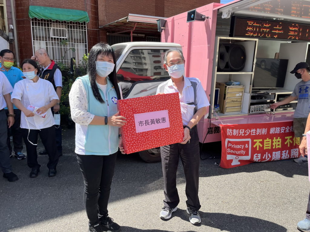 吳鳳科技大學和富邦人壽秉持著教育部推動大學社會責任和企業社會責任的精神，舉辦慶祝祖父母節活動。