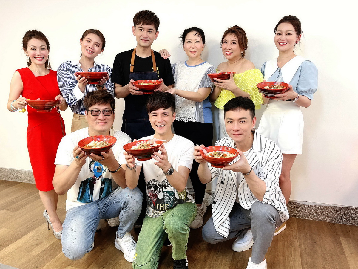 吳俊宏阿宏飯湯開幕圖左起董育君朱海君吳俊宏張秀卿陳思安謝宜君前排左起楊哲鄔兆邦陳隨意