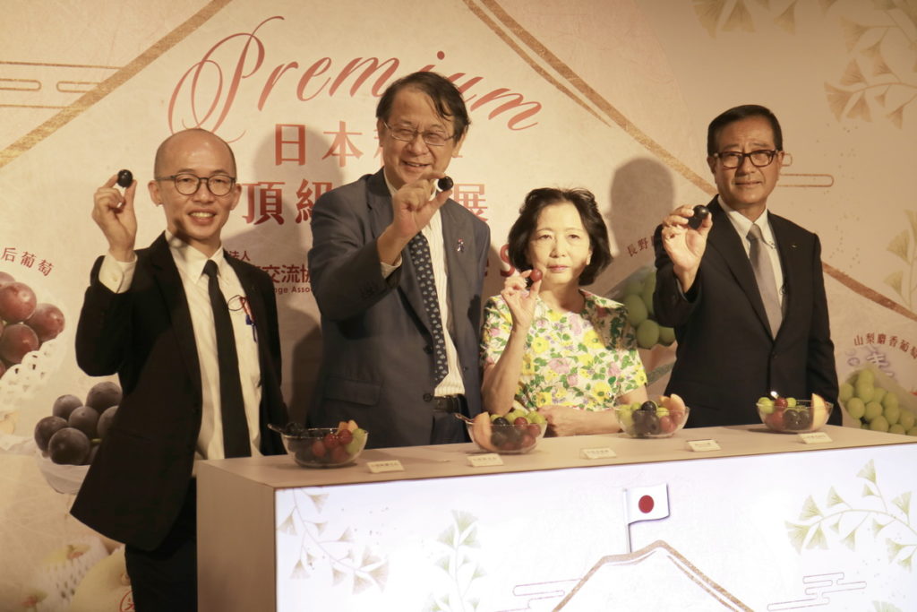 日本台灣交流協會在微風超市首次舉辦「日本秋季頂級水果展」。