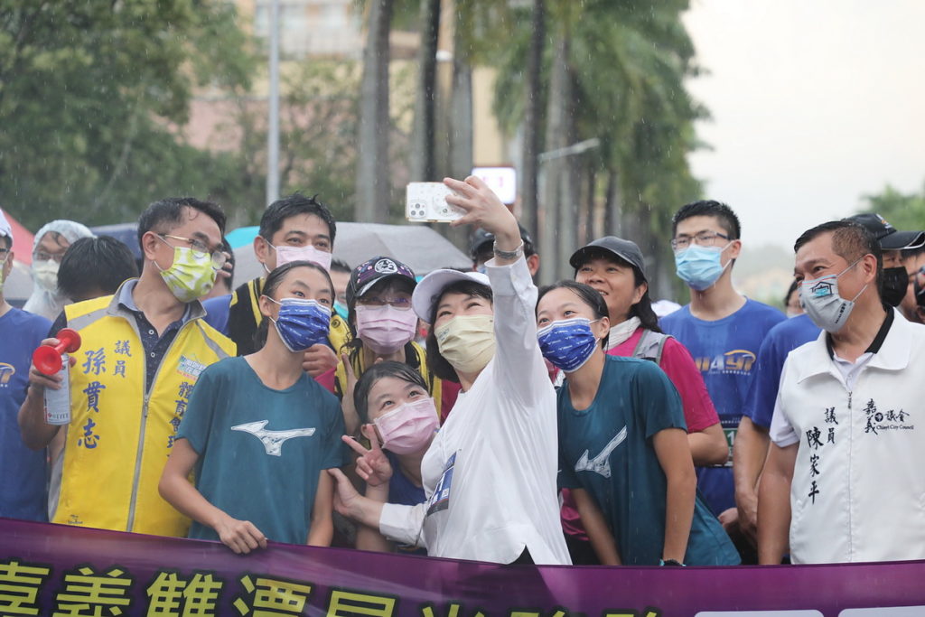 市長與路跑選手一同自拍合影