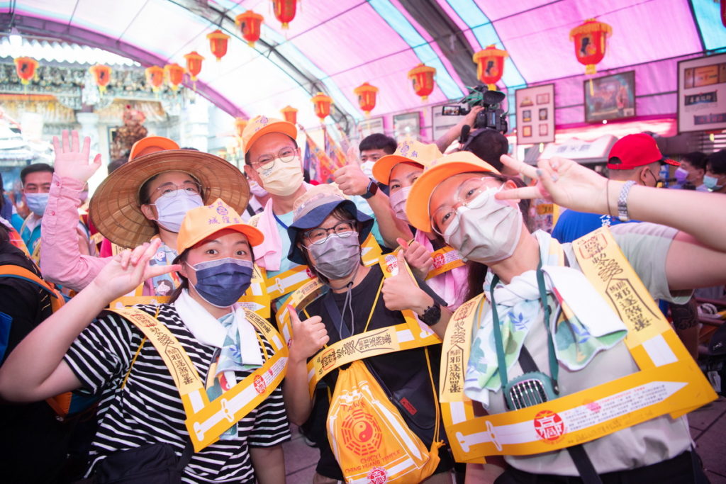 義城隍廟「城隍夜巡」今年首度邀請台東玄武堂來嘉「站雙車炸寒單」，聯手驅逐疫情