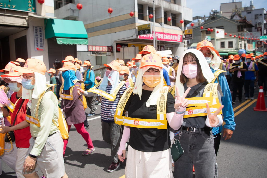 義城隍廟「城隍夜巡」今年首度邀請台東玄武堂來嘉「站雙車炸寒單」，聯手驅逐疫情