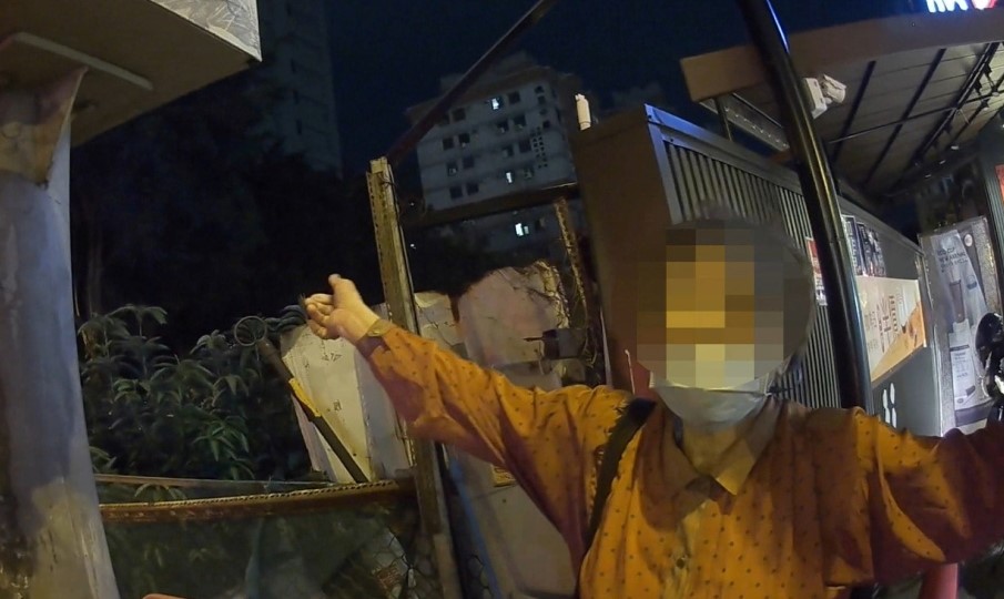 ▲員警耐心說服迷路的87歲黃姓阿嬤一起返回派出所 (圖/台中市警察局 提供)