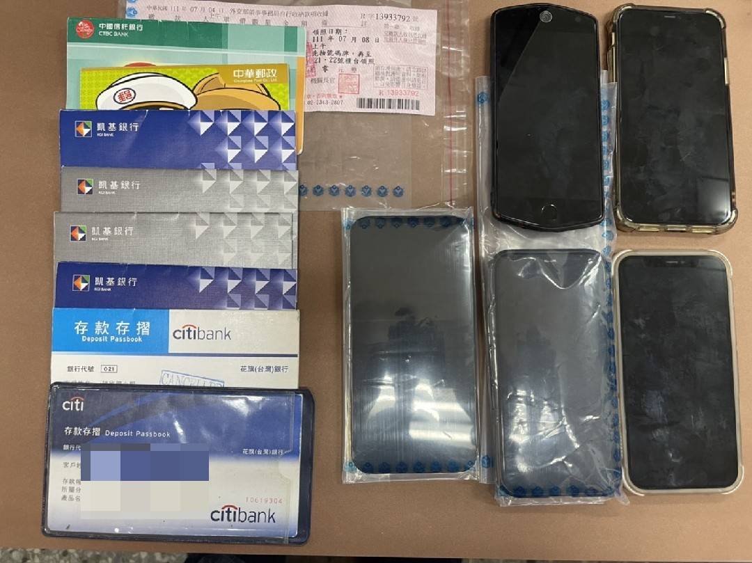 圖:查扣手機、存摺等相關證物