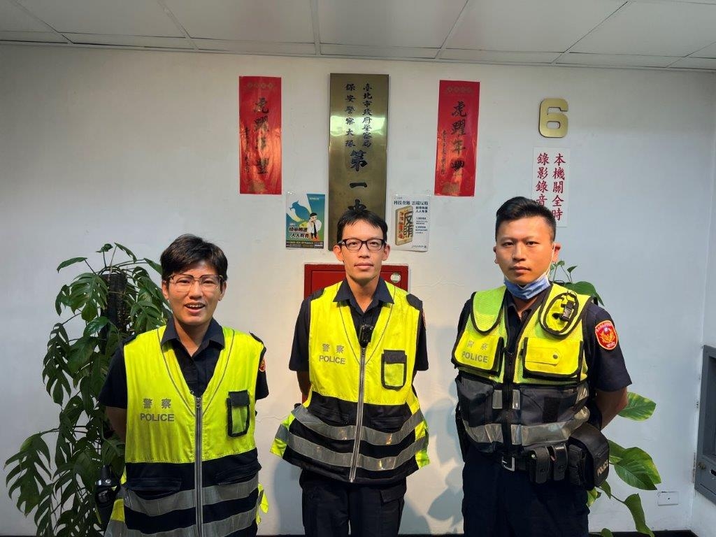 圖:左起警員林衛瑩、曾俊哲及林家豪