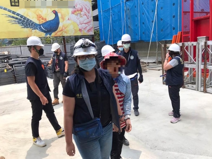 圖片說明:失聯移工阿香於工地遭移民官查獲後帶回查證身分。(記者徐煜勝翻攝)