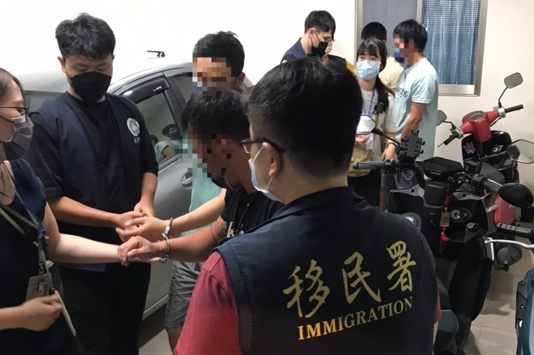 圖片說明:移民官依據阿香舉報查獲逾期違法外來人口。(記者徐煜勝翻攝)