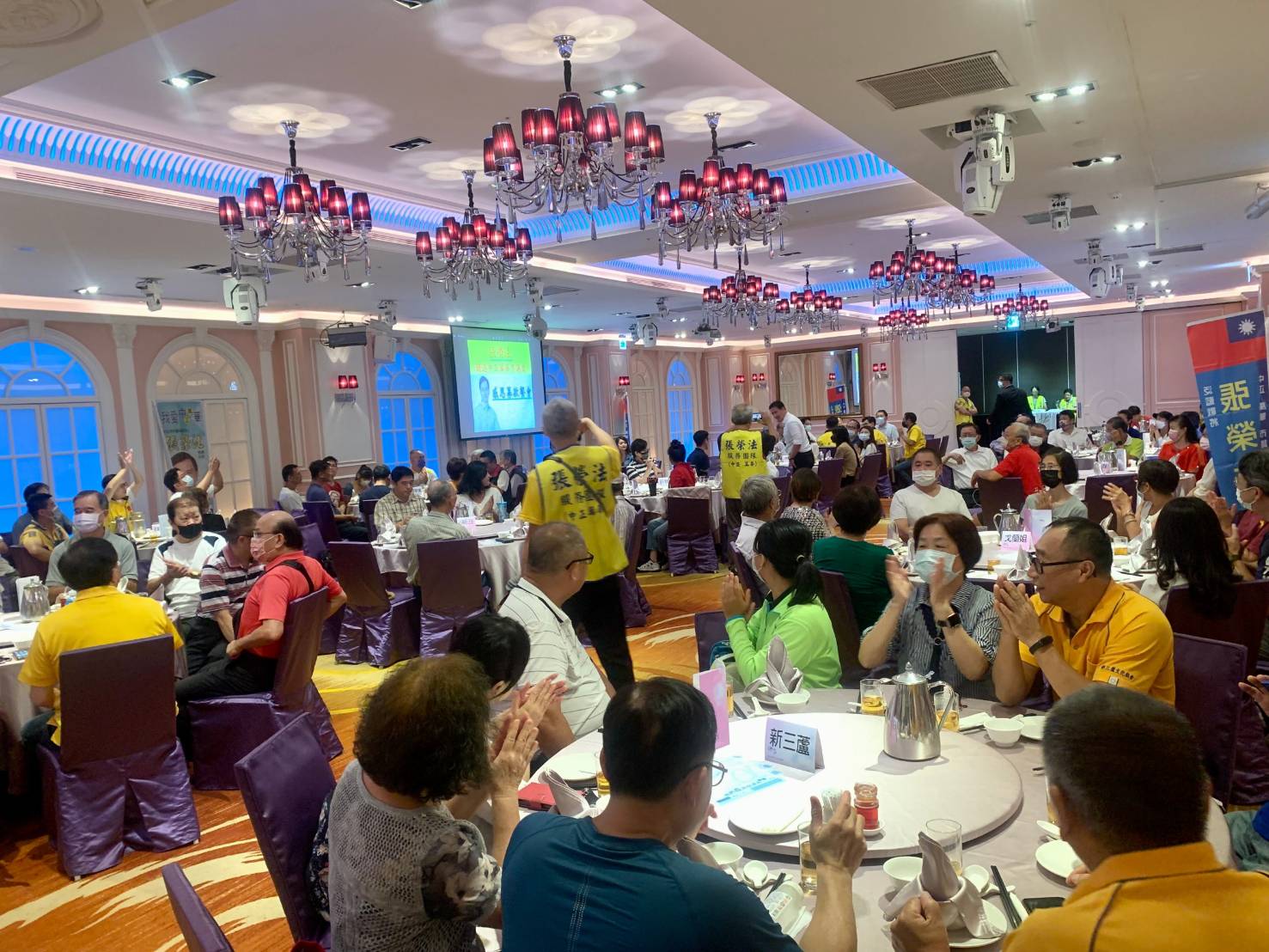 圖片說明:募款餐會近200人座無虛席,共同支持新黨台北市議員參選人張榮法。(記者吳萍攝)