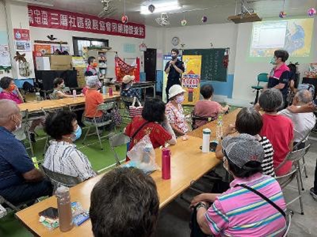 圖二說明:中市警黎明所王凱政對社區民眾宣導最新的詐騙及新上路的法。(記者謝榮浤翻攝)