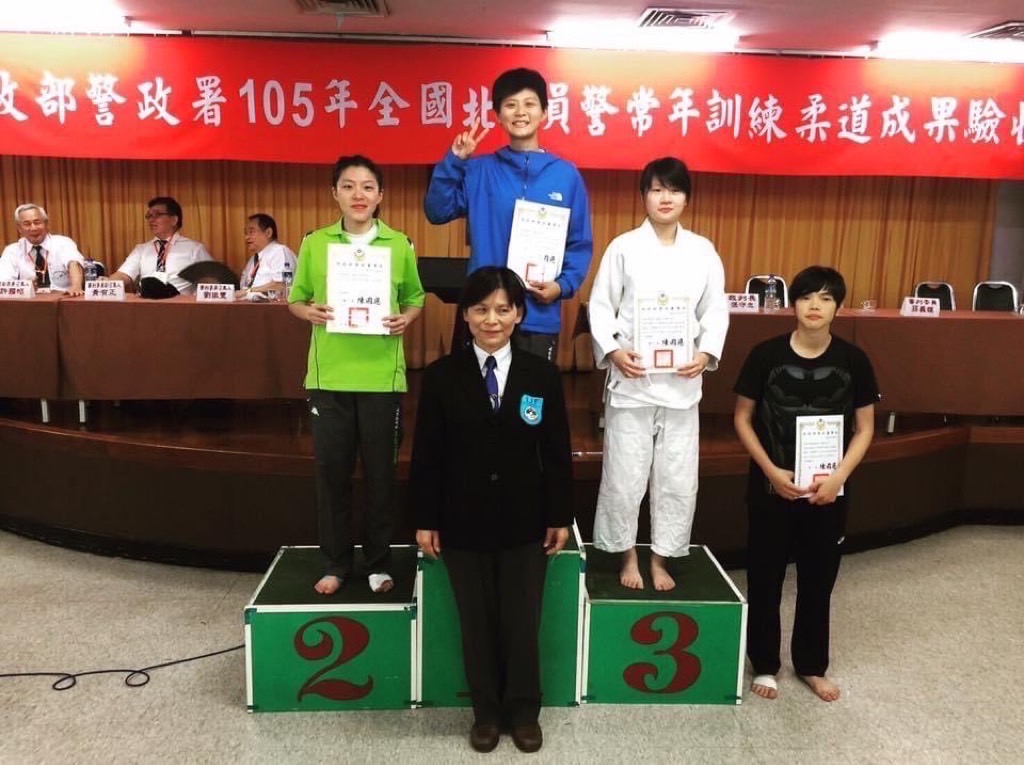 圖片說明:熱愛運動的官瑜軒勇奪105年署長盃柔道錦標賽羽量級的冠軍。(記者吳萍翻攝)