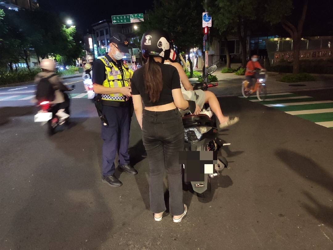 圖片說明:板橋警分局與環保局針對板橋地區民眾常反映噪音車輛行駛路段,規劃執行「環警聯合稽查」專案勤務。(記者戴昱弘翻攝)