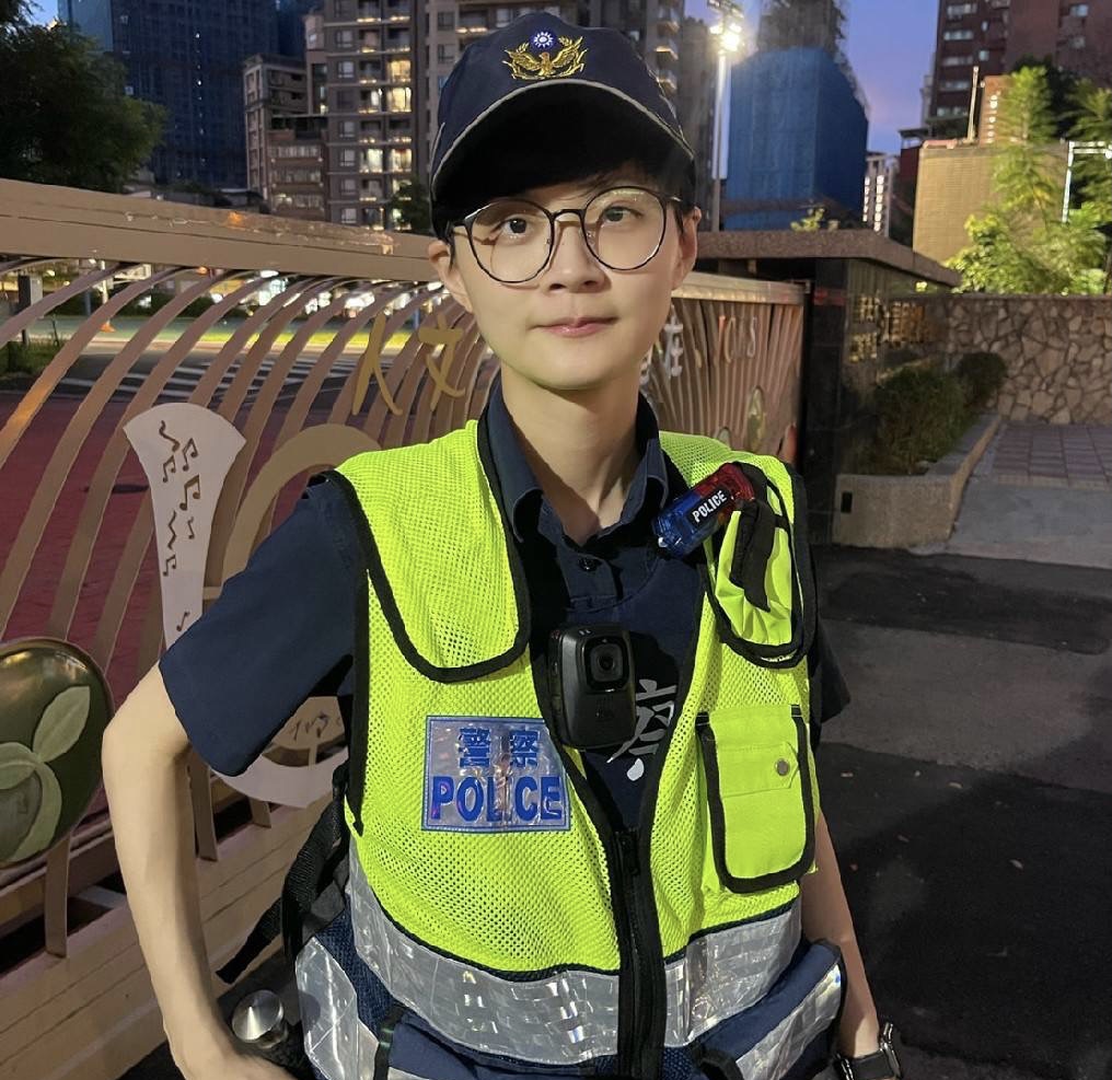 圖片說明:外型健康俏麗的官瑜軒於警專畢業後,分發到一級戰區新北市新莊分局泰山所。(記者吳萍翻攝)