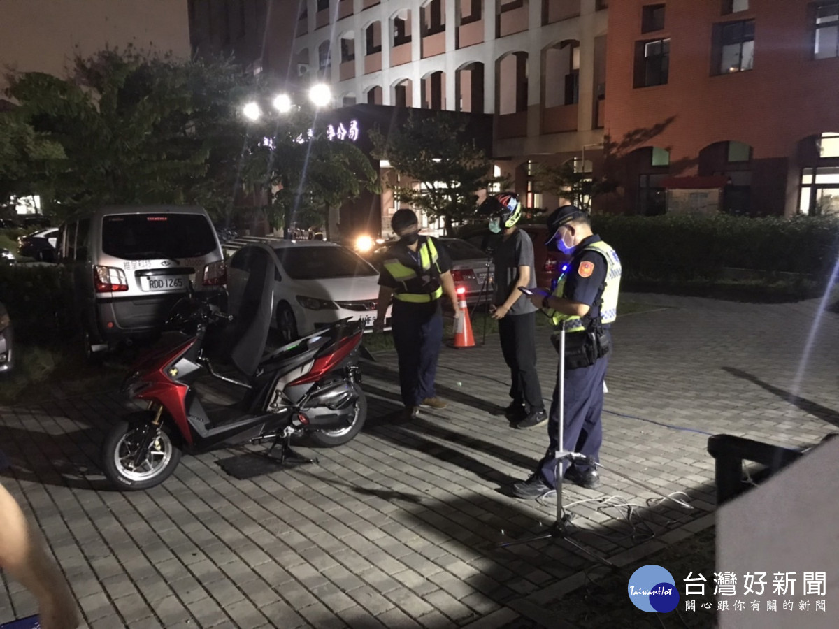 環保局首次嘗試攔檢噪音車時-同步檢驗排氣