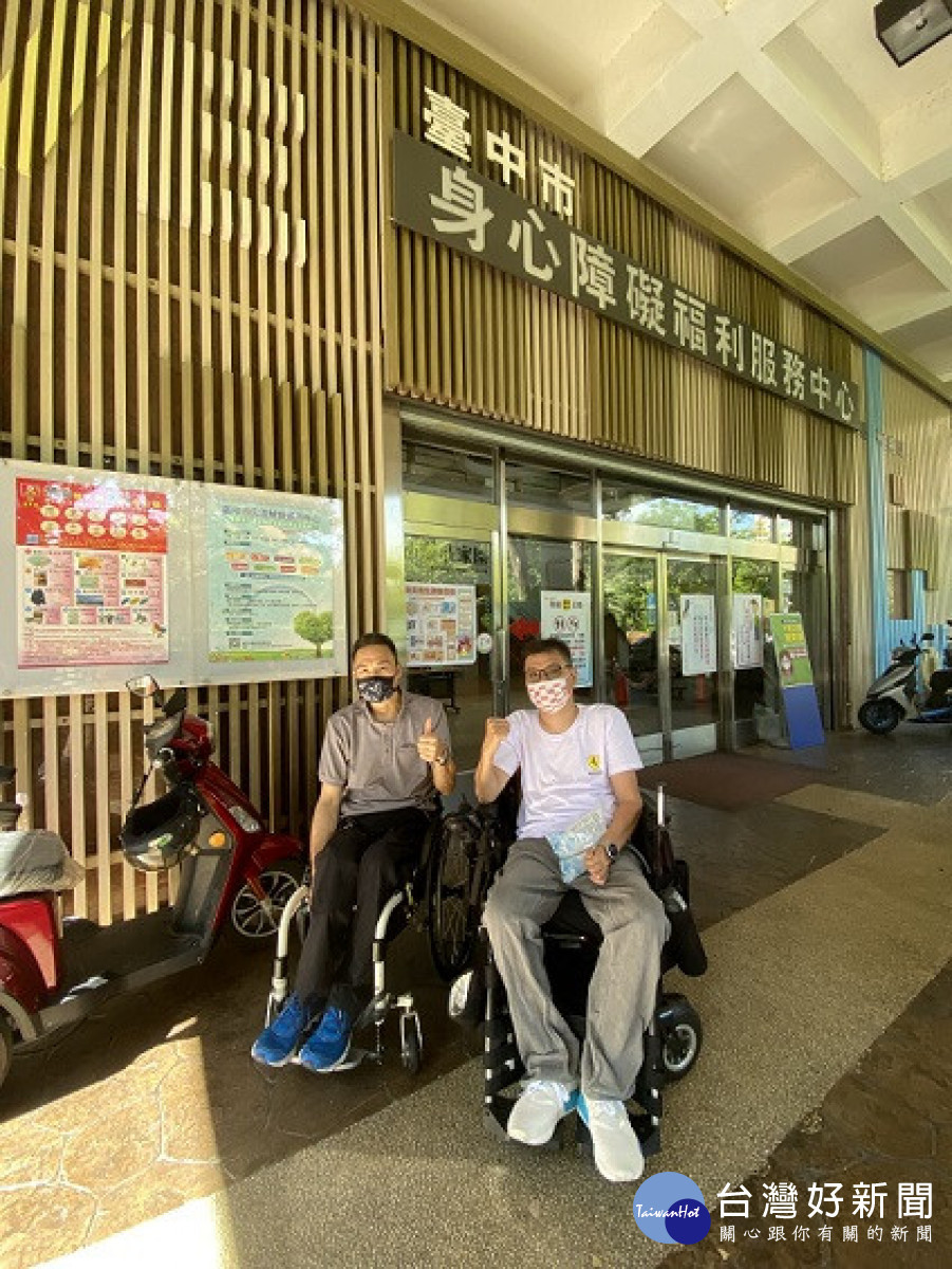 台中市脊髓損傷者協會總幹事柯坤男(左)<br /><br /> -口足畫家董隆斌-肯定市府逐年擴大優惠的政策
