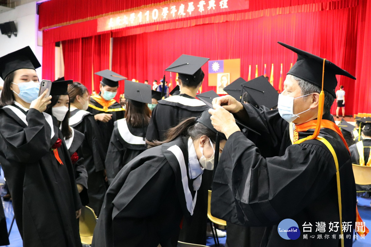 長庚大學首次於暑期辦理畢業典禮,圓滿順利。圖為師長為大學部畢業生撥穗。