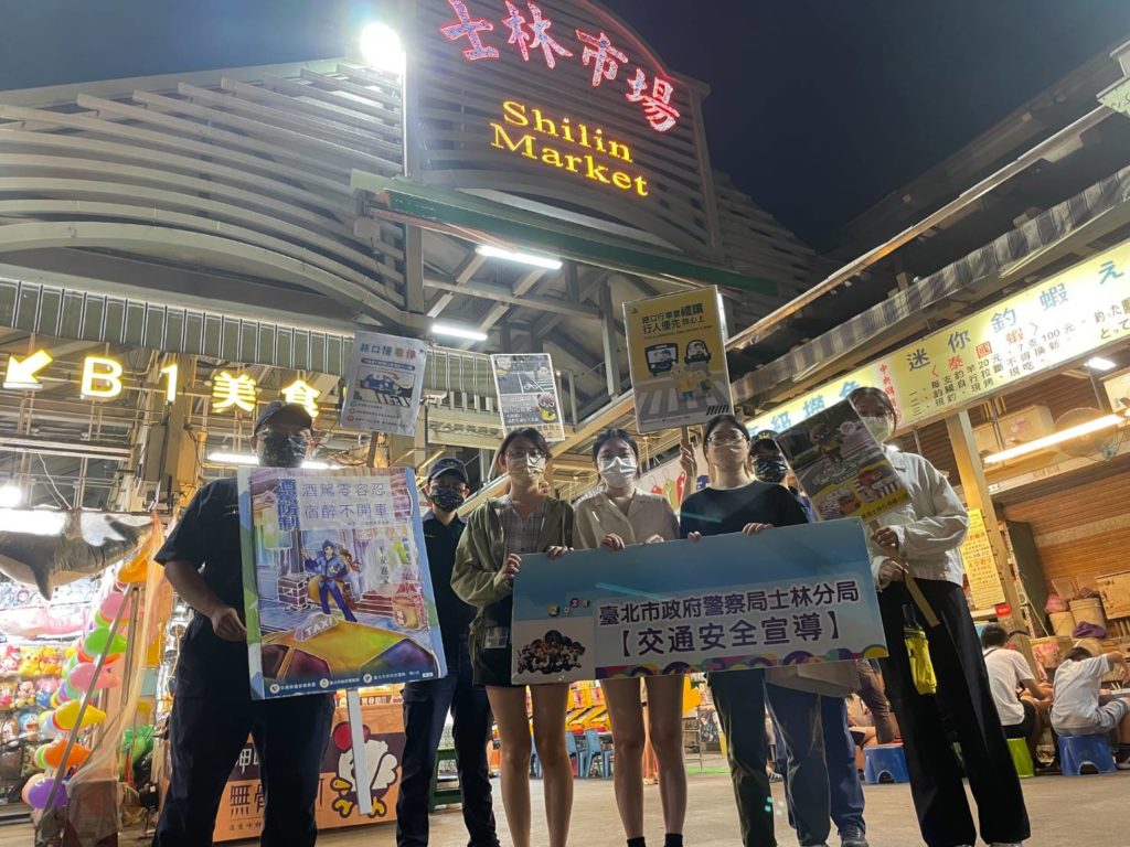 士林分局帥警靚麗女警配合活動與逛夜市民眾互動,超級吸睛