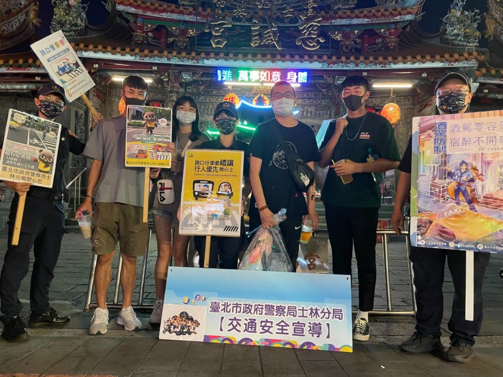 士林分局帥警靚麗女警配合活動與逛夜市民眾互動,超級吸睛