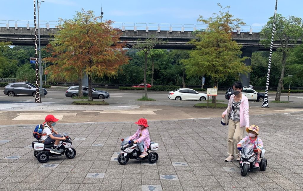 小朋友開心試乘迷你小巡邏機車