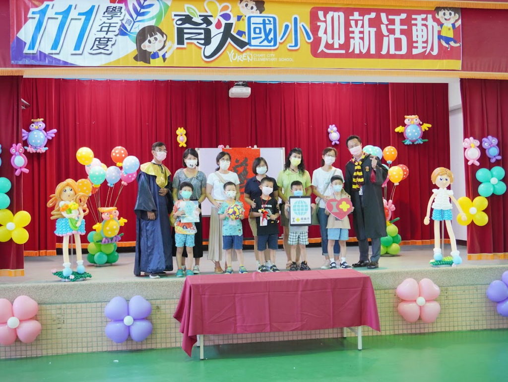  校長及會長化身魔法師 陪著小一新生 走入學習的魔法學院