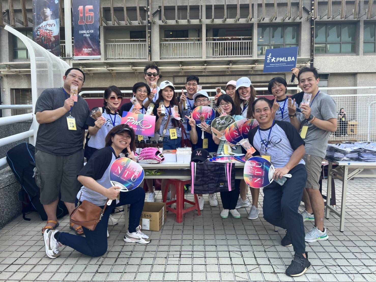 圖:現場贈送家庭日限定版紀念品給與會者(圖:臺大進修推廣學院提供)