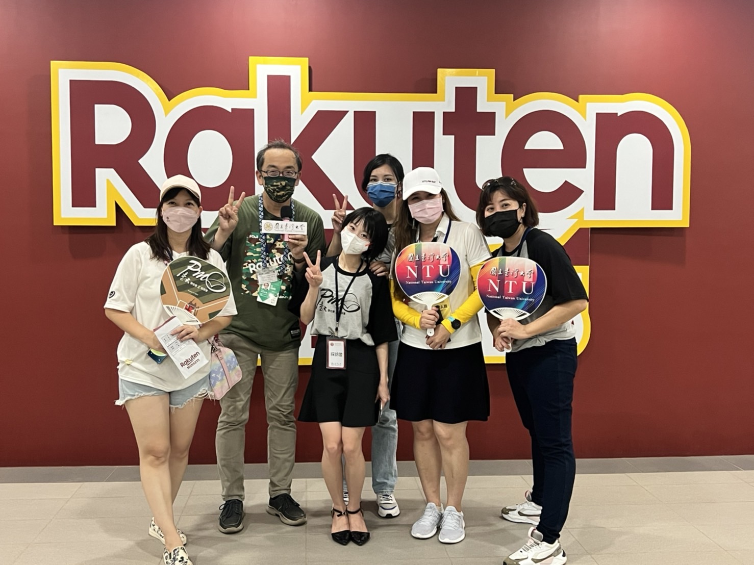 圖:台灣樂天棒球隊總經理 大石 幸潔(左二)與臺大 PM 學生會合影(圖:臺大進修推廣學院提供)