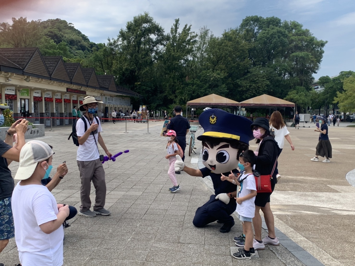 波麗士娃娃於現場與兒童們歡樂互動
