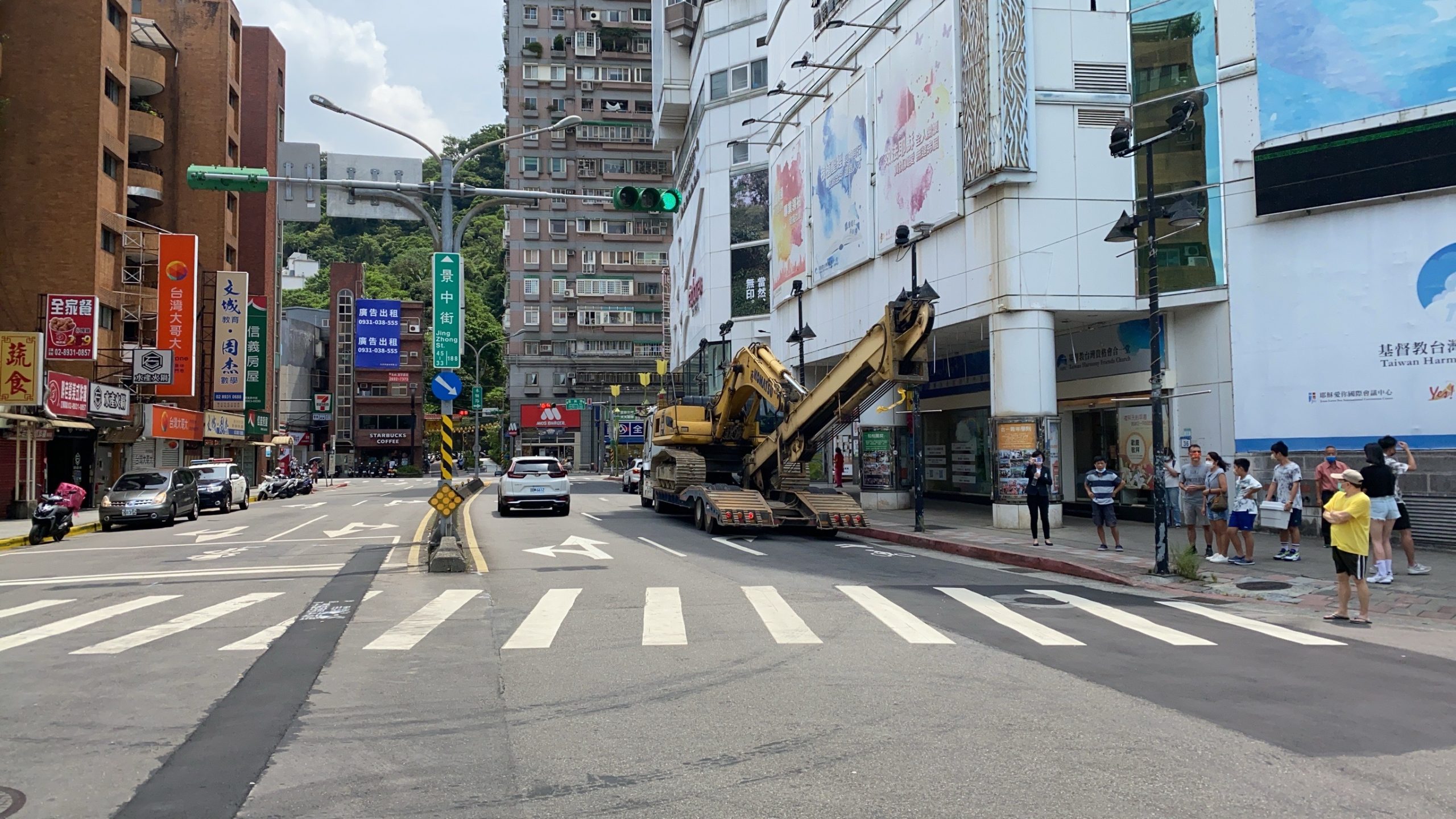 圖片說明：曳引車附載挖土機伸縮臂超長，撞擊號誌燈桿致倒塌而肇事。（記者吳萍翻攝）