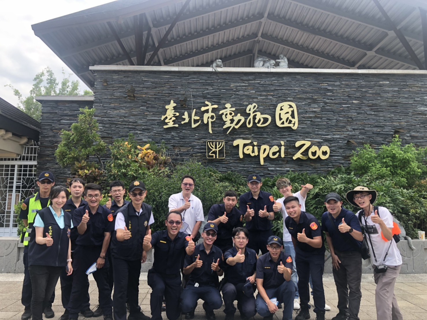 圖片說明：文山第一分局於動物園前舉辦「街頭藝人快閃」活動，強化宣導預防犯罪、保護婦幼。（記者吳萍翻攝）
