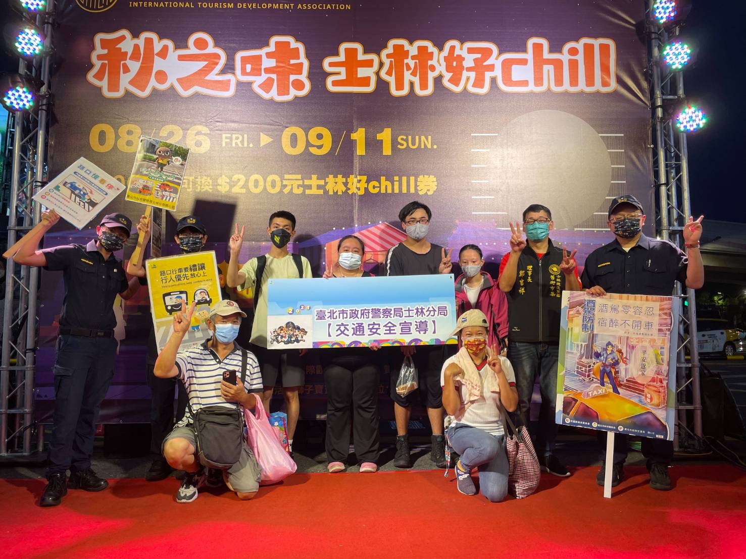 圖片說明:士林警來夜市與民眾互動並交安宣導。(記者徐煜勝翻攝)