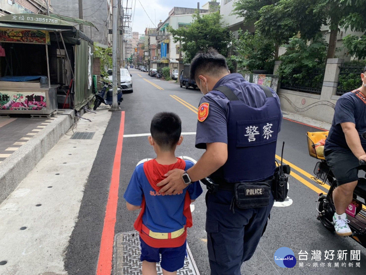 7歲小超人貪玩迷途，平鎮暖警協助返家。