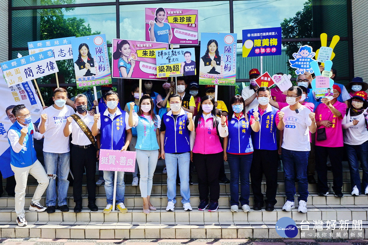 國民黨桃園青年問政連線7位市議員,在前台北市議員羅智強、立委洪孟楷的陪同中完成登記。