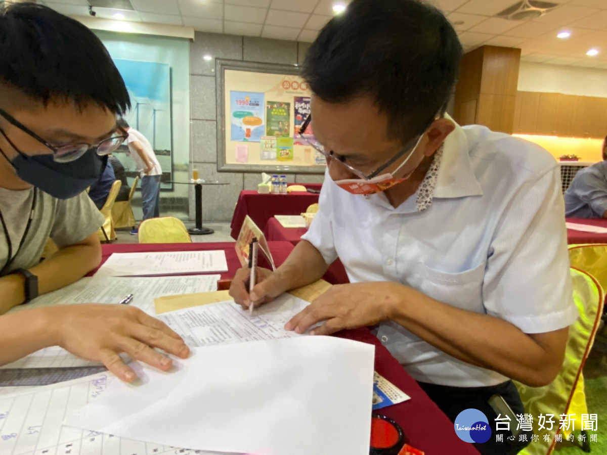 台中市議員陳清龍登記參選。