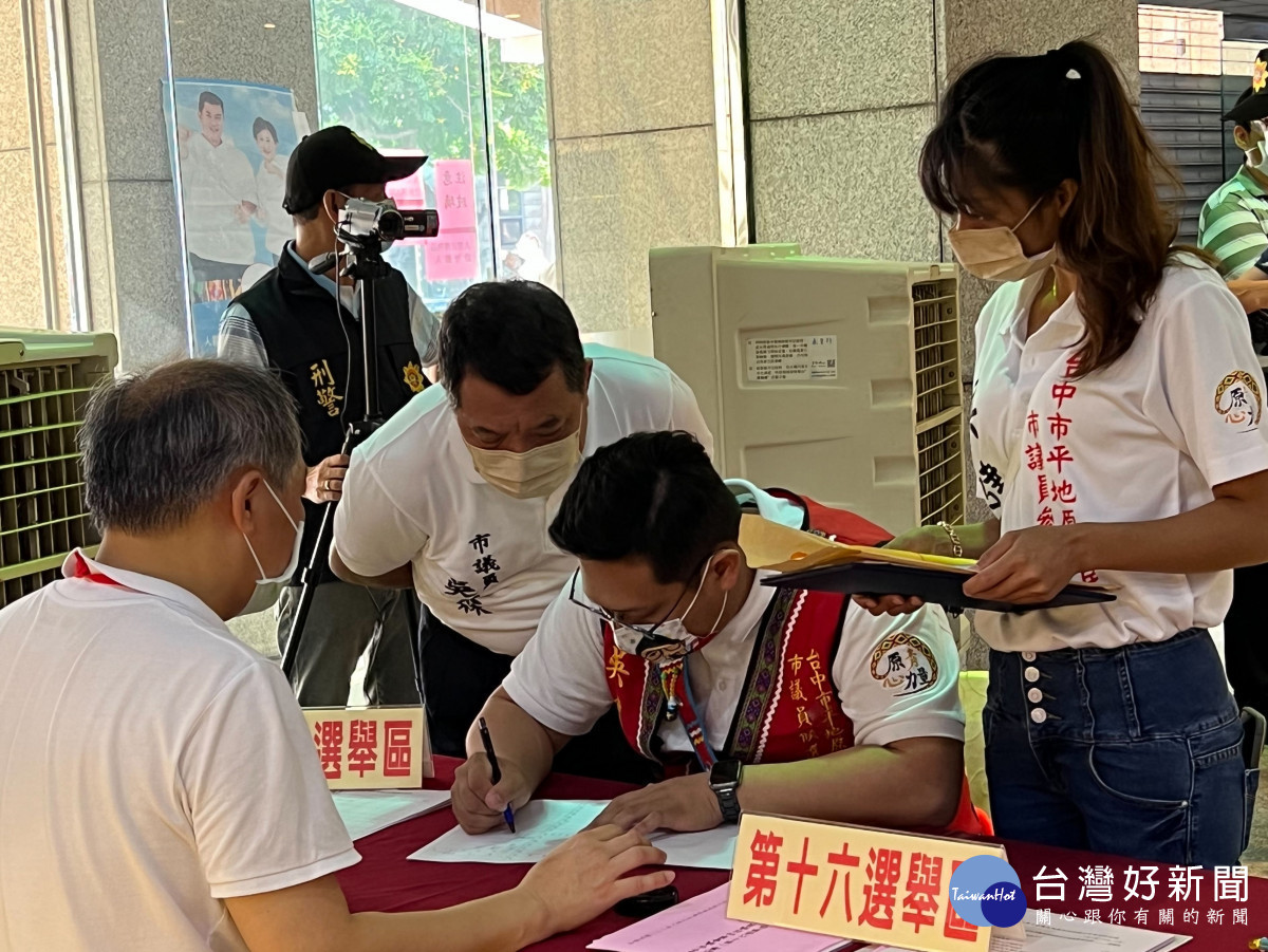 台中市議員吳顯森交棒長子吳呈賢及有阿美族血統的養子吳建德分別登記參選第五選區(潭子、大雅、神岡)及第十五選區(平地原住民)市議員。