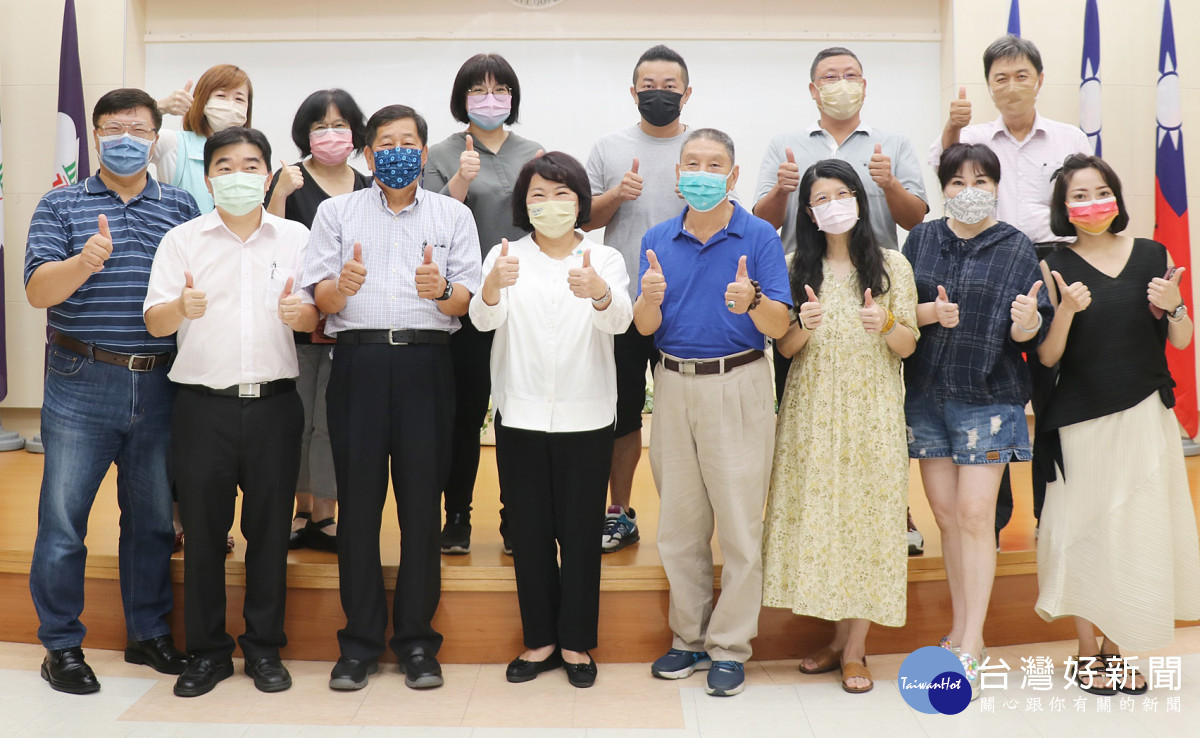 嘉義市長黃敏惠與嘉義市新聞記者公會第19屆幹部合影/嘉義市府提供