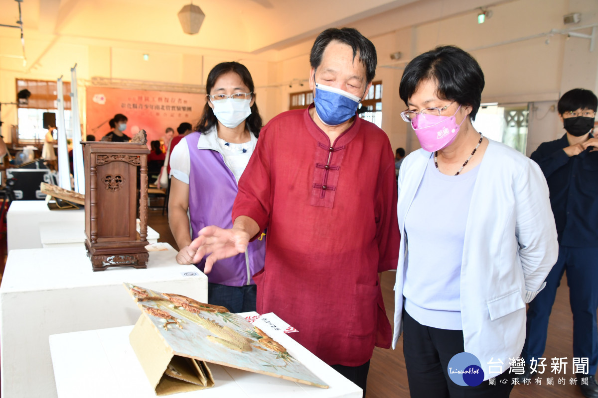 縣長王惠美欣賞傳統工藝師黃媽慶作品。圖/彰化縣政府提供