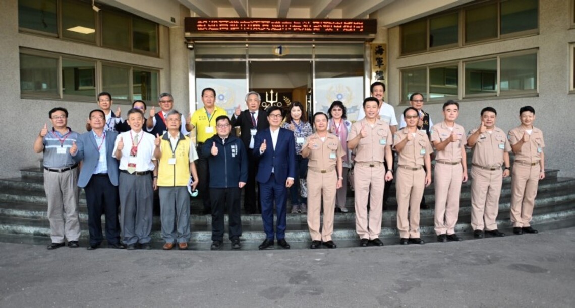 陳其邁赴海軍艦隊指揮部敬軍致意 向辛勞守護市民安全國軍表誠摯謝意