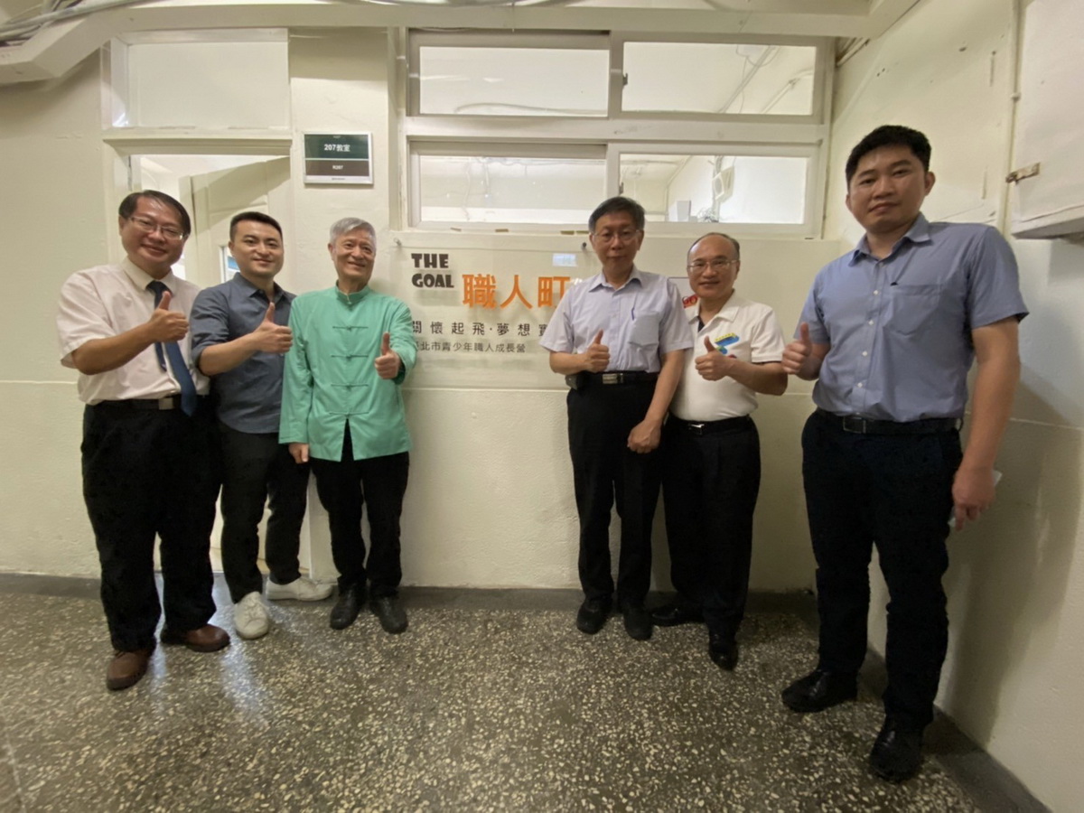 臺北市長柯文哲 (右三)及開平餐飲學校創辦人夏惠汶(左三)與臺北市教育局長曾燦金(右二)、臺北市教育局中教科科長黃喬偉(右一)和開平餐飲學校校長馬嘉延(左一)、校務主委夏豪均(左二)揭牌合影。