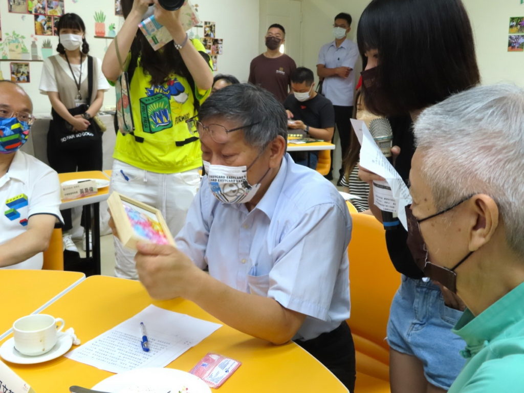 柯文哲市長聆聽The Goal職人町學員分享作品。