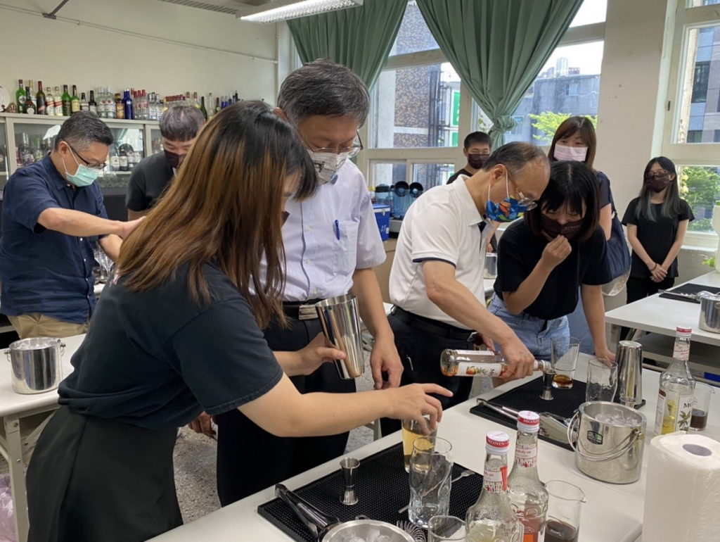 The Goal職人町學員帶領柯文哲市長及曾燦金局長進行調飲體驗。