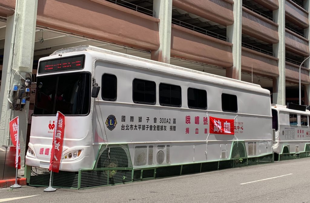西門町峨嵋停車場捐血車,長期駐點歡迎踴躍捐血