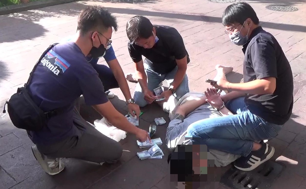 ▲苗警專案小組運用科技偵查鎖定躲藏於汽車旅館的簡嫌,一舉成擒 (圖/苗栗縣警察局 提供)