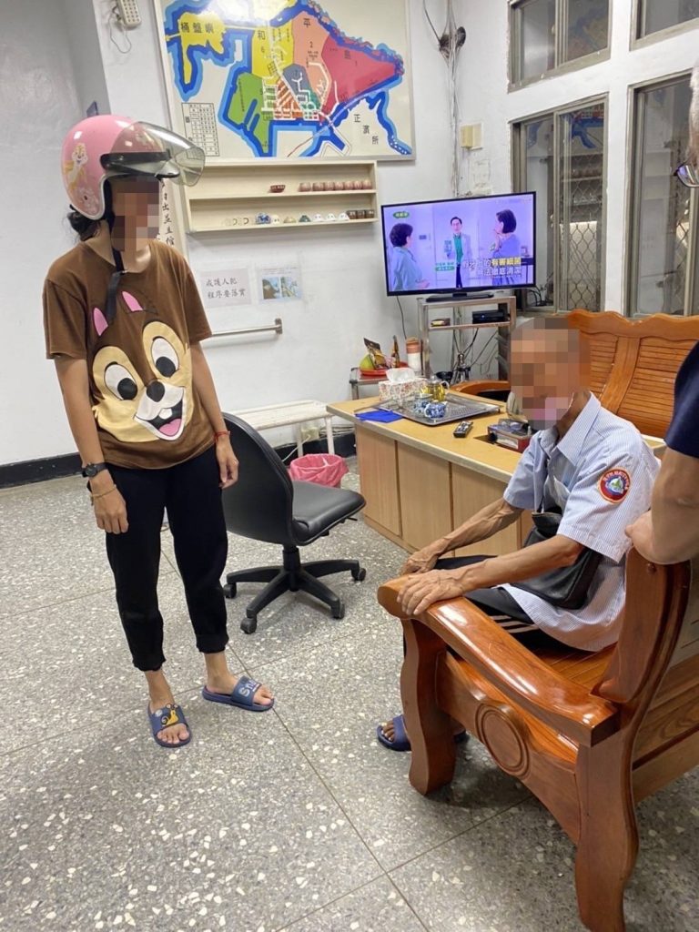 圖片說明:員警於轄內平ㄧ路33巷附近尋獲老翁。(記者宋紹誠翻攝)