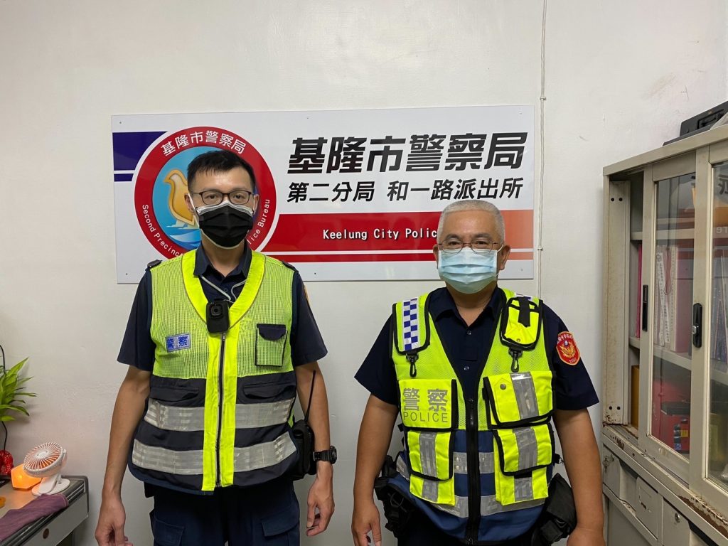 圖片說明:七旬翁散步走失,和一路派出所警員林星辰(左)、警員林國楨(右)細心助返家。(記者宋紹誠翻攝)