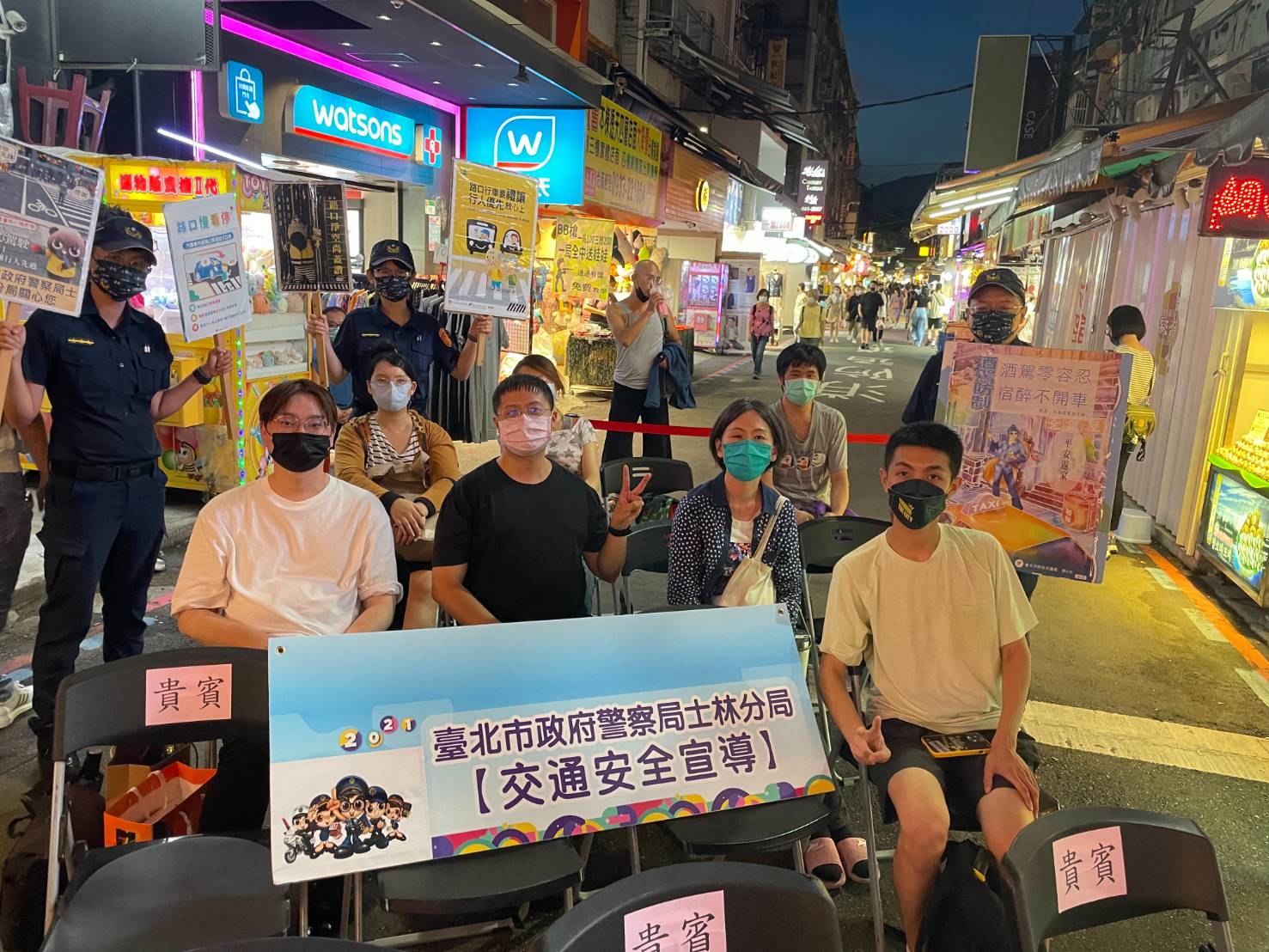 圖片說明:士林分局帥警靚麗女警於小週末夜士林夜市趁暑假尾聲特別舉辦「秋之味 士林好味chill」活動與逛夜市民眾互動。(記者林艷林翻攝)