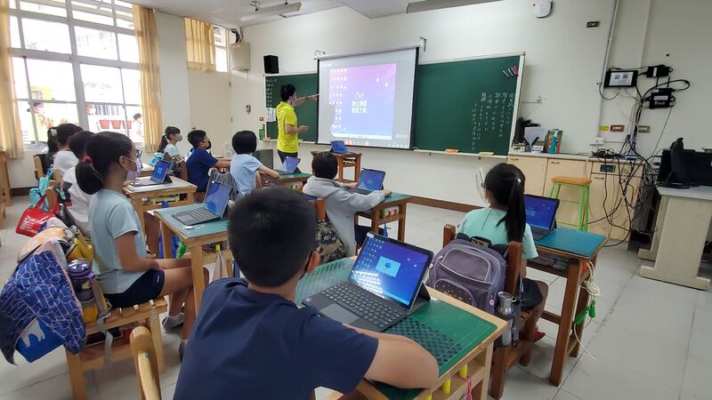 漾新聞|教育部新學期新政策「生生用平板」新上國小開箱上課學生好樂
