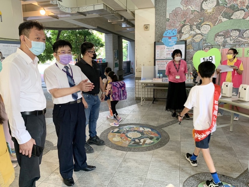 漾新聞|開學日張家興副秘書走訪校園關心防疫 龍華國小啟動小一新生搭輕軌