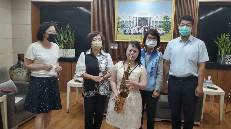 漾新聞|童燕珍慈善演唱會三黨團總召聯袂登台「大和解」