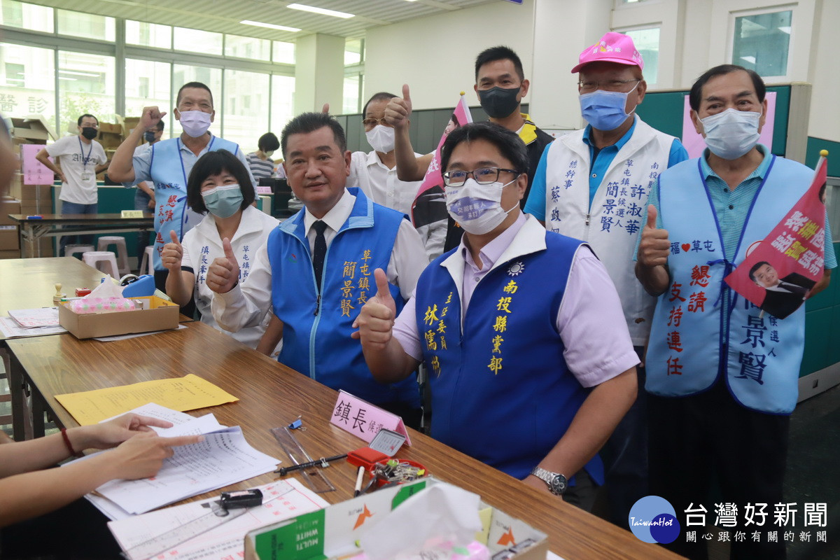 簡景賢到公所辦理鎮長選舉登記作業。（記者扶小萍攝）