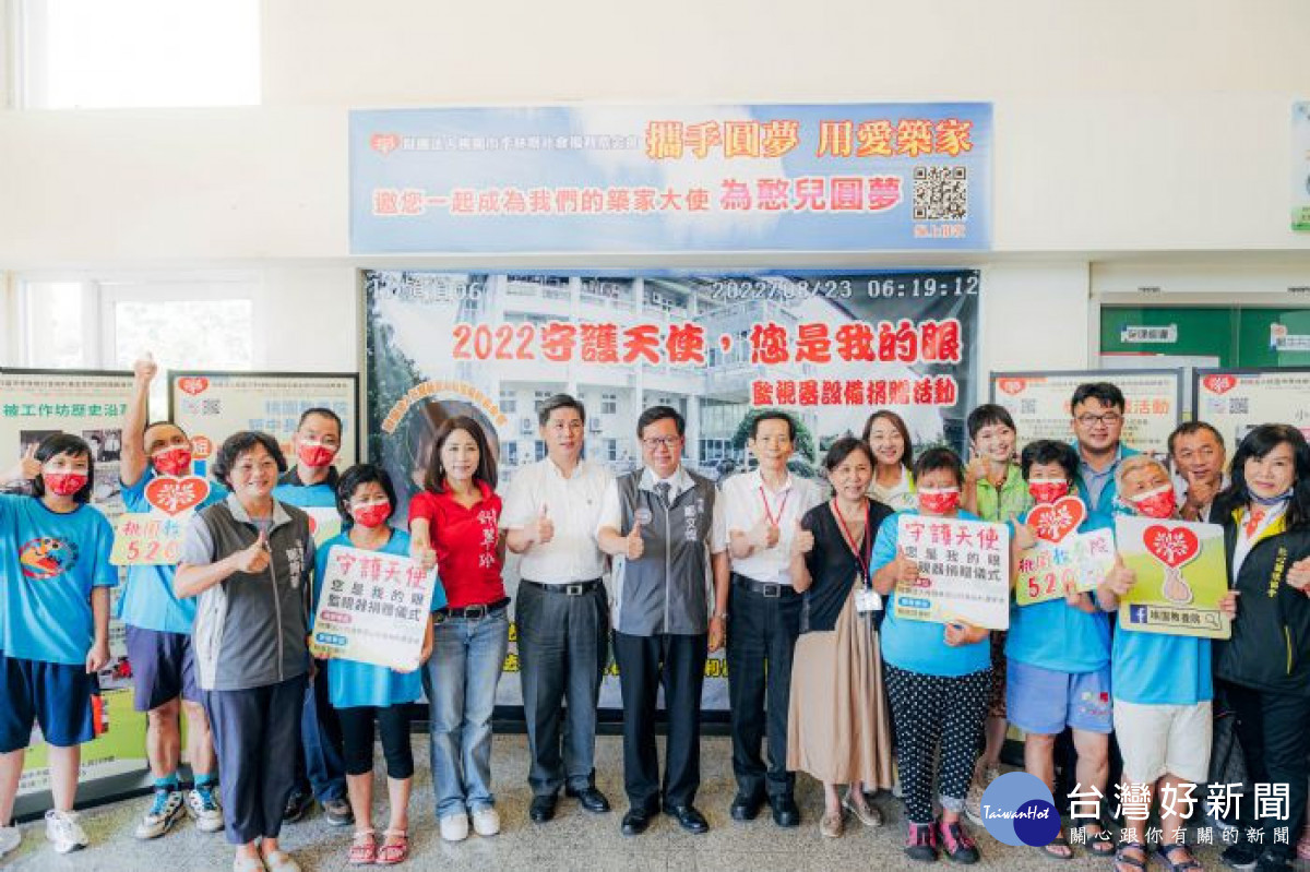 鄭市長和與會貴賓共同比讚合影。<br /><br /> 